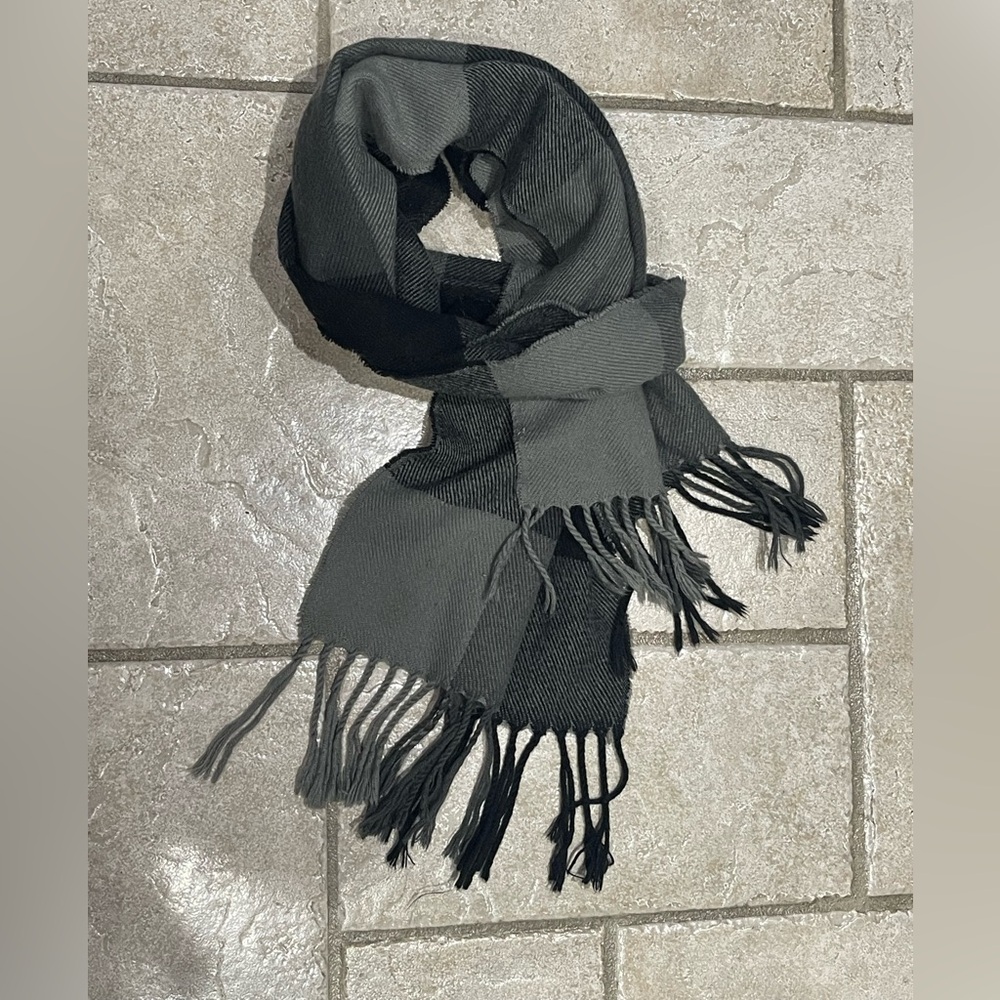 Stylish Gray and Black Plaid Men's Scarf